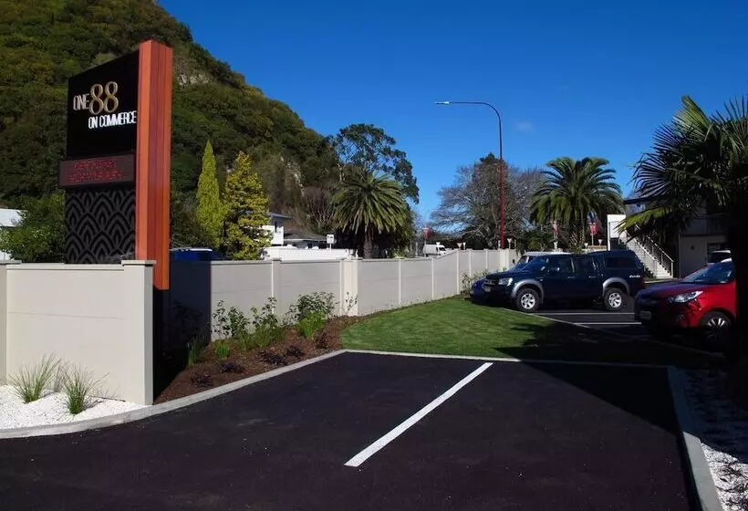 فندق على الطريق One88 On Commerce