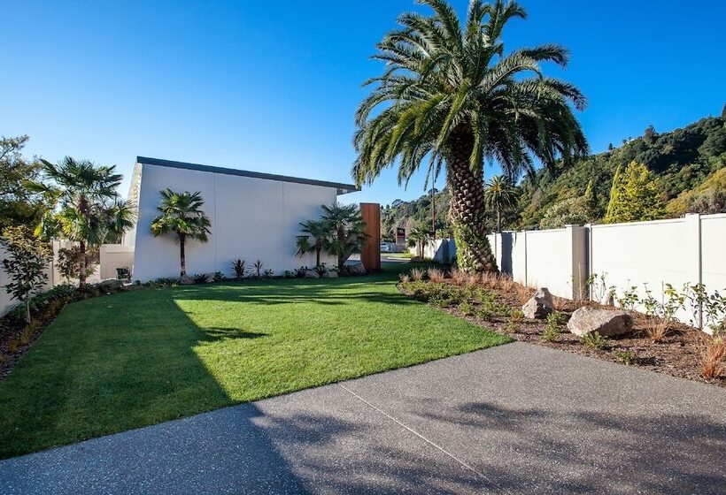 Motel One88 On Commerce