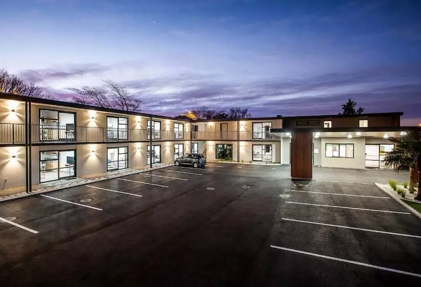 فندق على الطريق One88 On Commerce