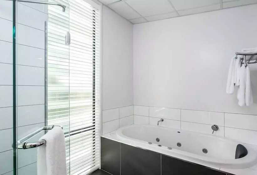 فندق على الطريق One88 On Commerce