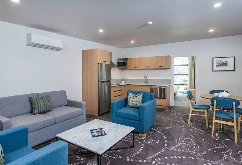 فندق على الطريق One88 On Commerce