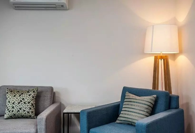 فندق على الطريق One88 On Commerce