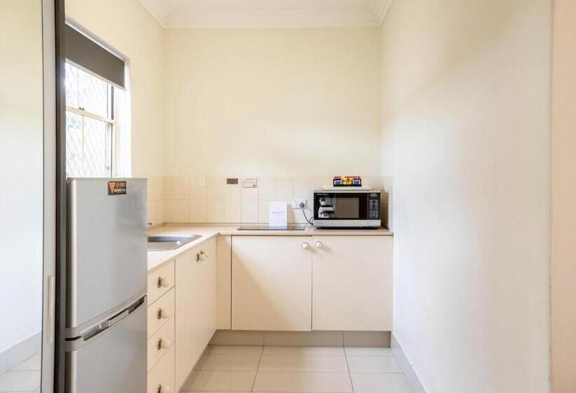 Coopers Colonial Motel