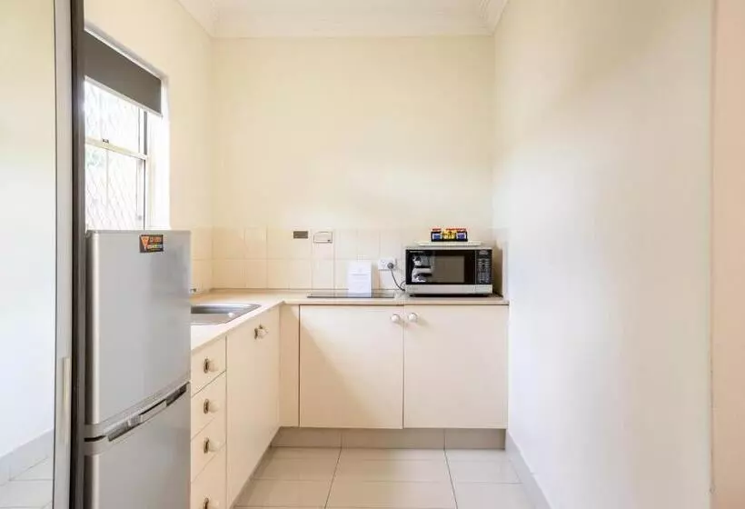 Coopers Colonial Motel