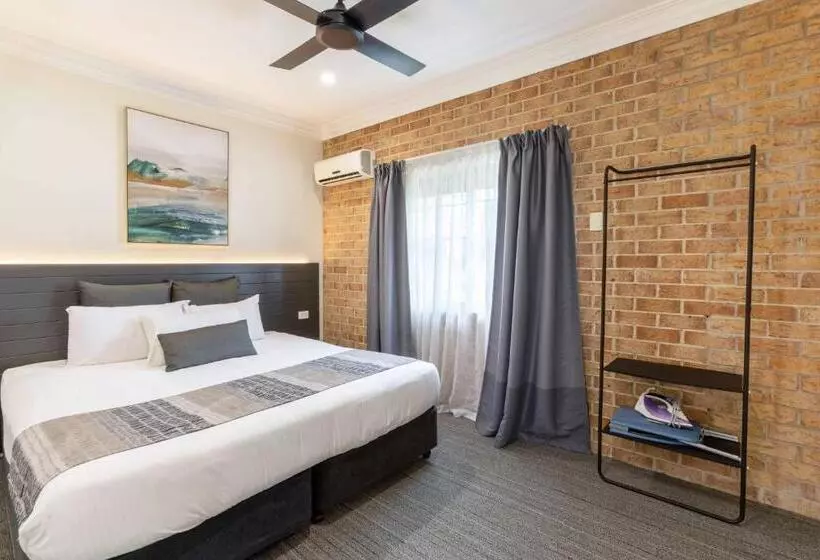 Coopers Colonial Motel