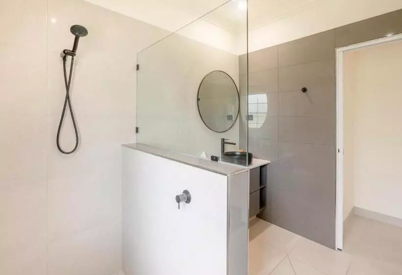 Coopers Colonial Motel