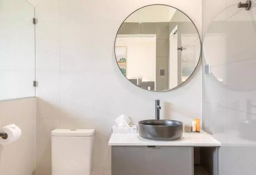 Coopers Colonial Motel