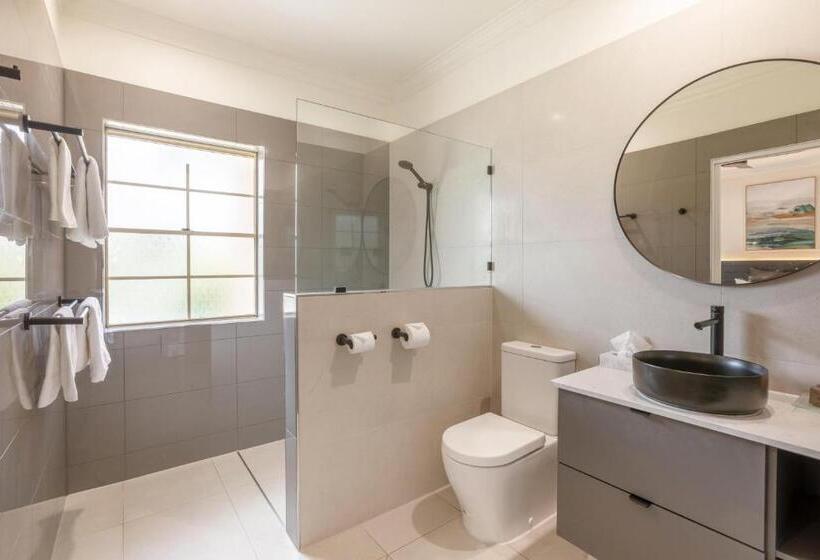 Coopers Colonial Motel