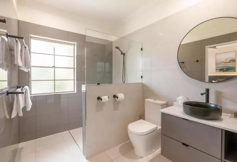 Coopers Colonial Motel