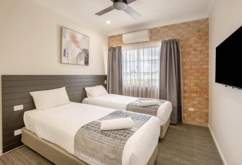 Coopers Colonial Motel