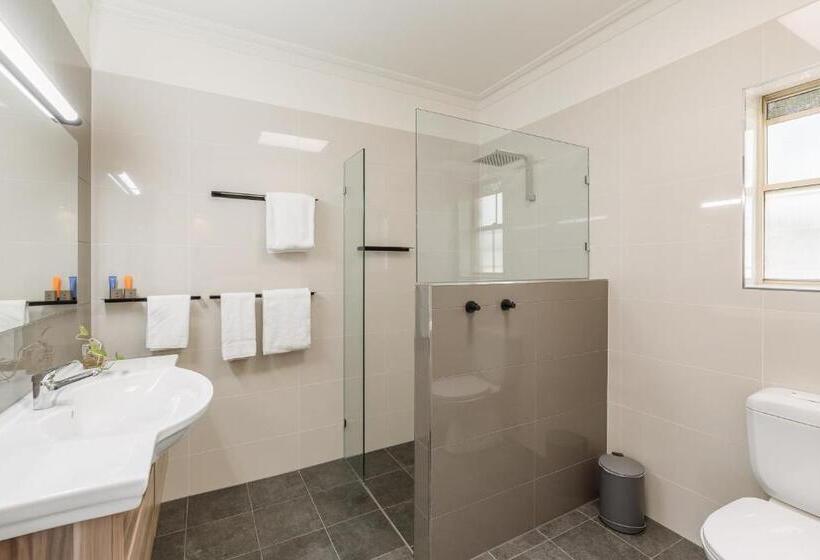 Coopers Colonial Motel