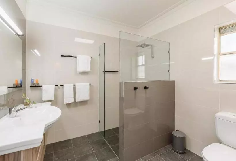 Coopers Colonial Motel