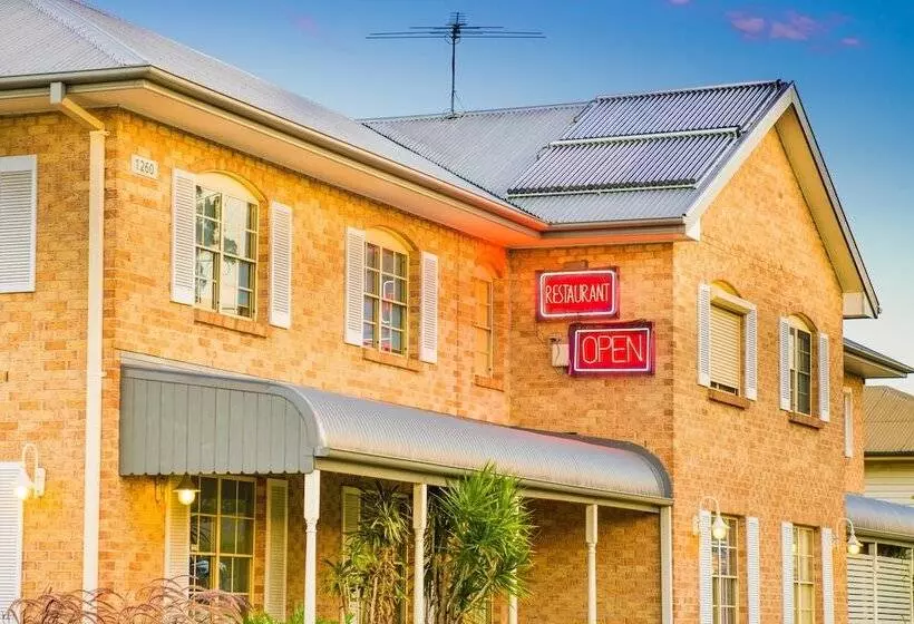 Coopers Colonial Motel