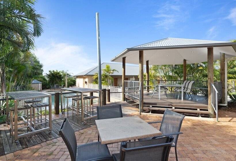 Coopers Colonial Motel