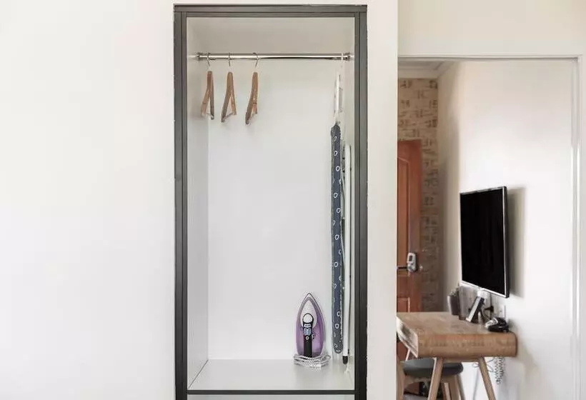 Coopers Colonial Motel