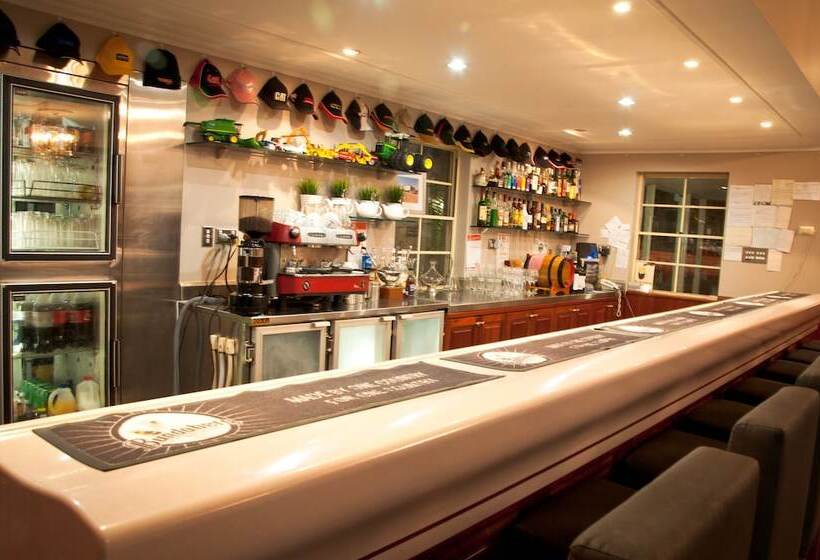 Coopers Colonial Motel