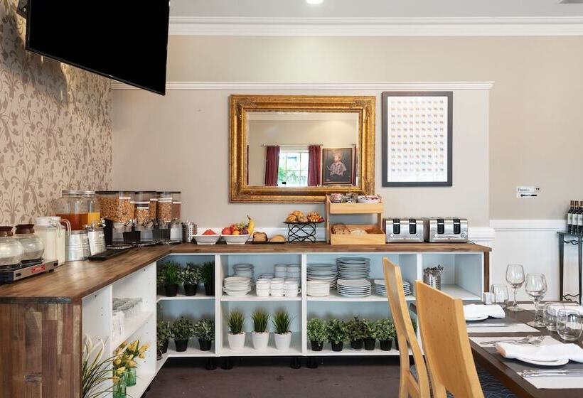 Coopers Colonial Motel