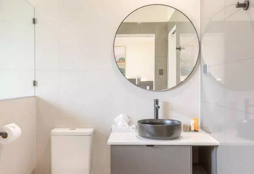 Coopers Colonial Motel