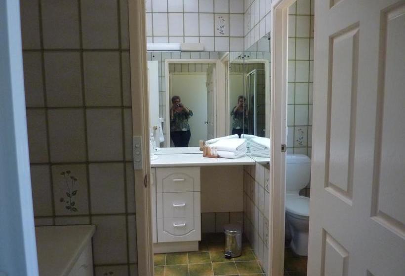 Hotel Batemans Bay Manor  Bed And Breakfast