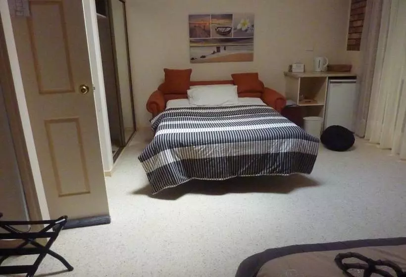 Отель Batemans Bay Manor  Bed And Breakfast