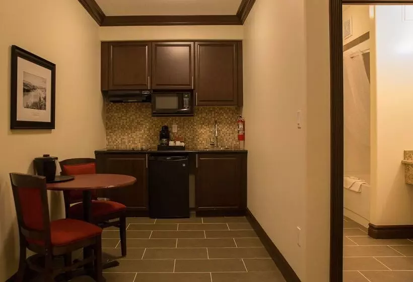 Отель Chateau Nova Peace River