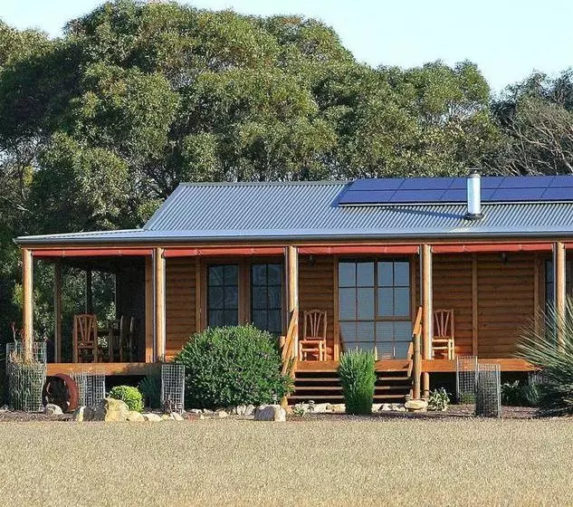 Отель Eleanor River Homestead