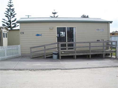 Отель Hillcrest Tourist Park Cabin