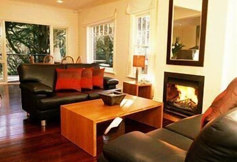 Отель Lochiel Luxury Accommodation