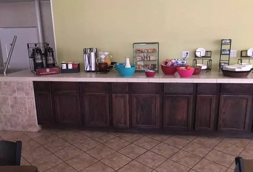 בית מלון כפרי Rodeway Inn