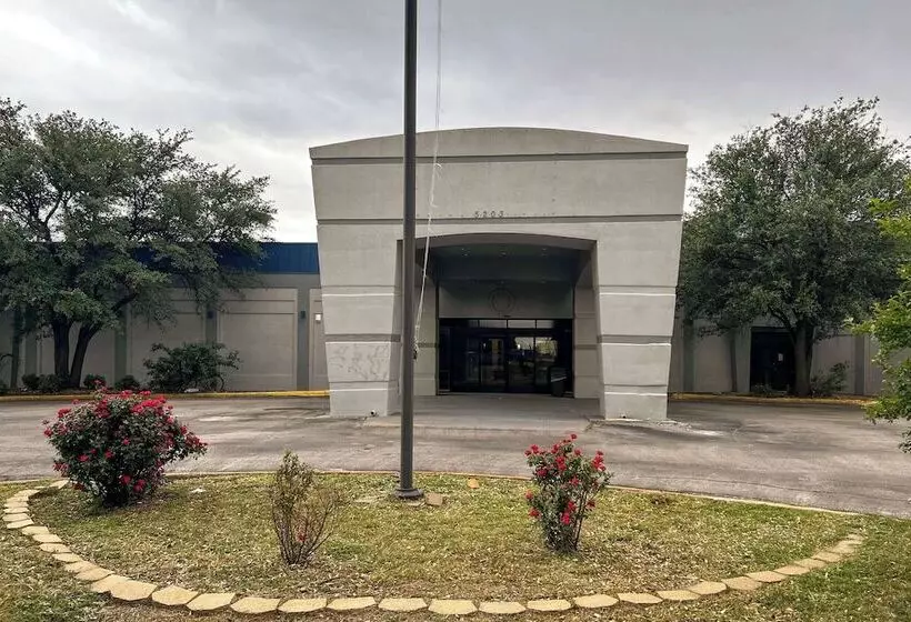 בית מלון כפרי Rodeway Inn