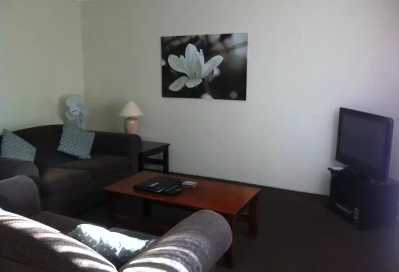 هتل Telopea Court