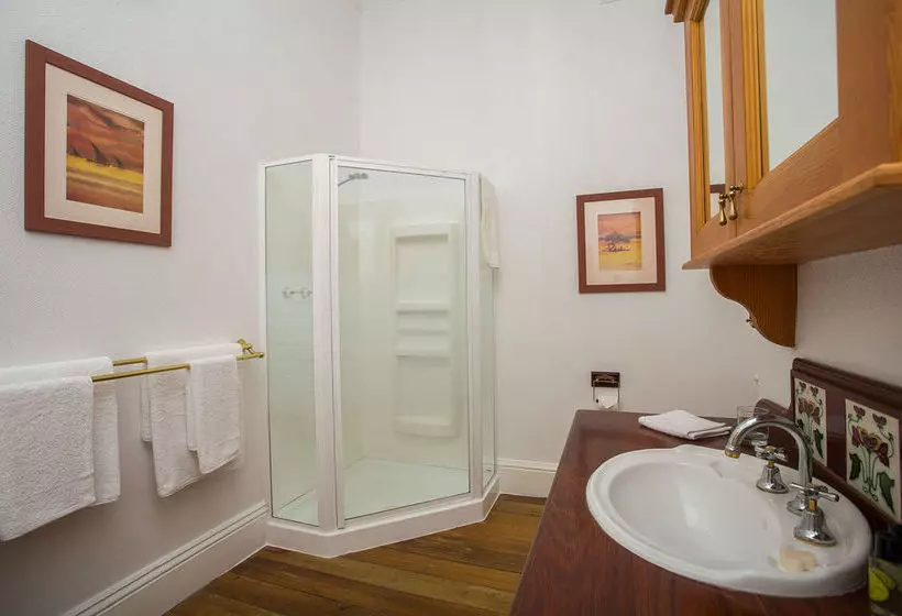 پانسیون Danum House Bed & Breakfast