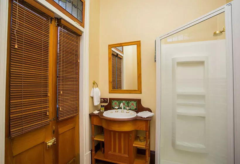 پانسیون Danum House Bed & Breakfast