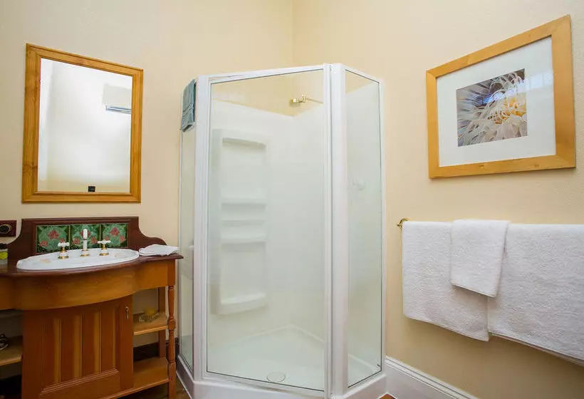 پانسیون Danum House Bed & Breakfast