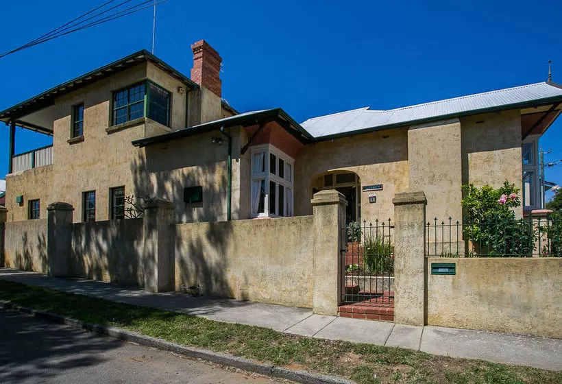 پانسیون Danum House Bed & Breakfast