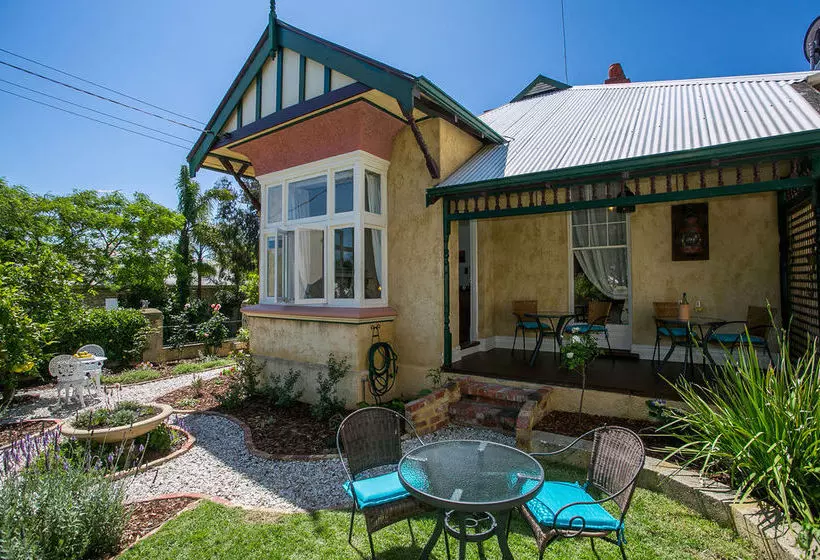 پانسیون Danum House Bed & Breakfast