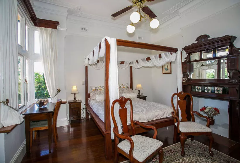 پانسیون Danum House Bed & Breakfast