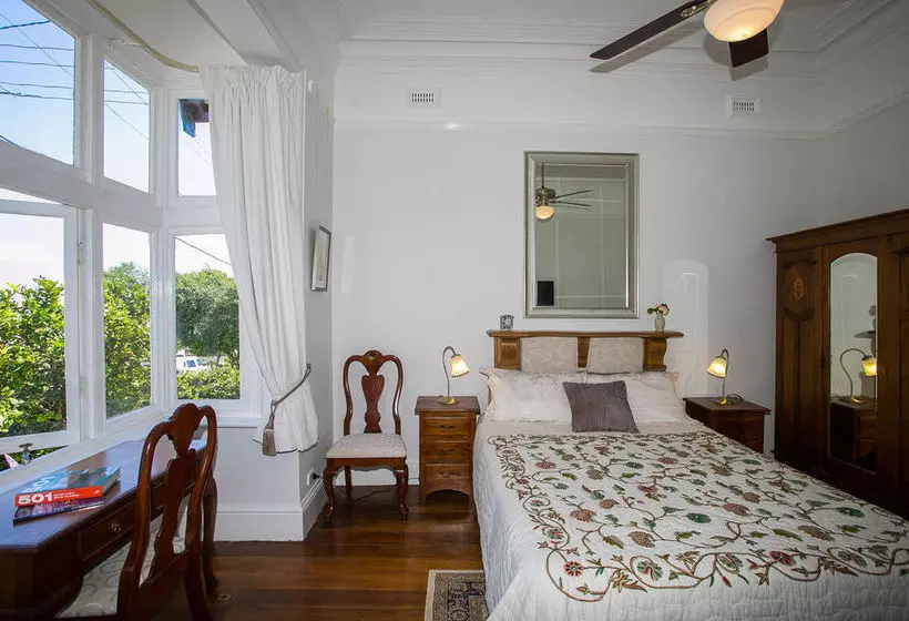 پانسیون Danum House Bed & Breakfast