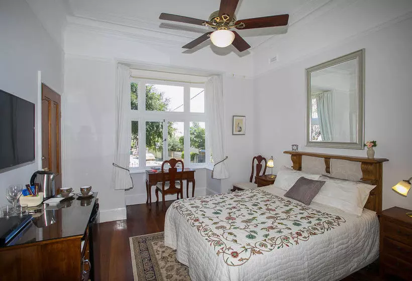 پانسیون Danum House Bed & Breakfast