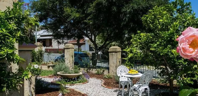 پانسیون Danum House Bed & Breakfast