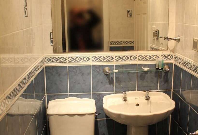 Bed and Breakfast The Longham White Horse