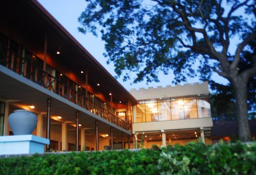 בית מלון כפרי Oak Ray Lake Resort