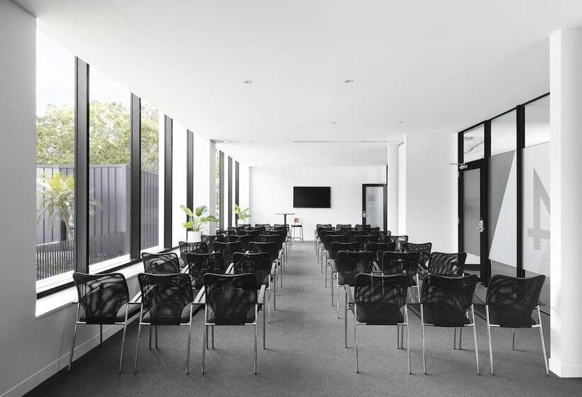 Отель The Johnson Brisbane   Art Series