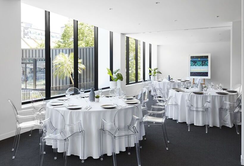 Отель The Johnson Brisbane   Art Series