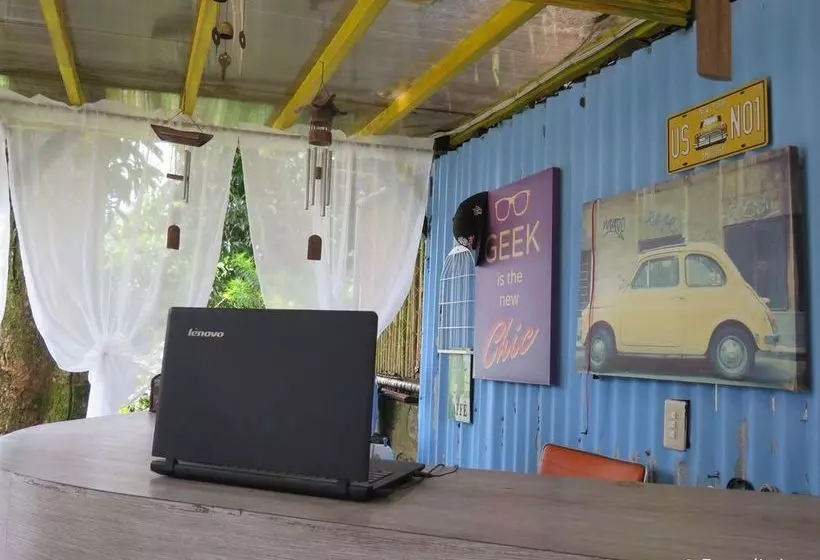 Mountain Breeze Hostel Tagaytay Center