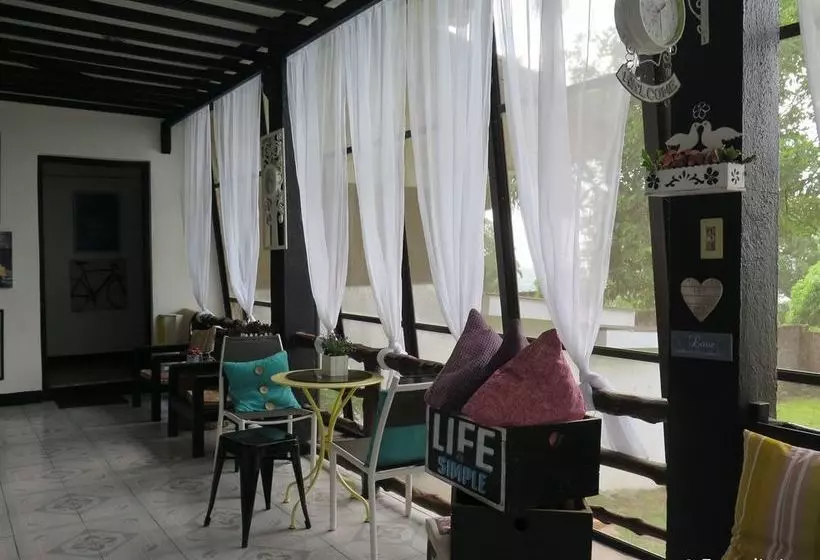 Mountain Breeze Hostel Tagaytay Center