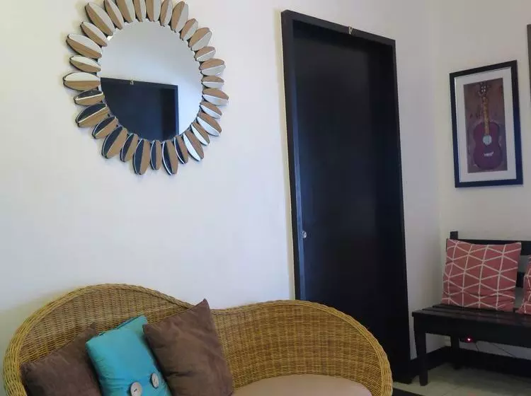 Mountain Breeze Hostel Tagaytay Center