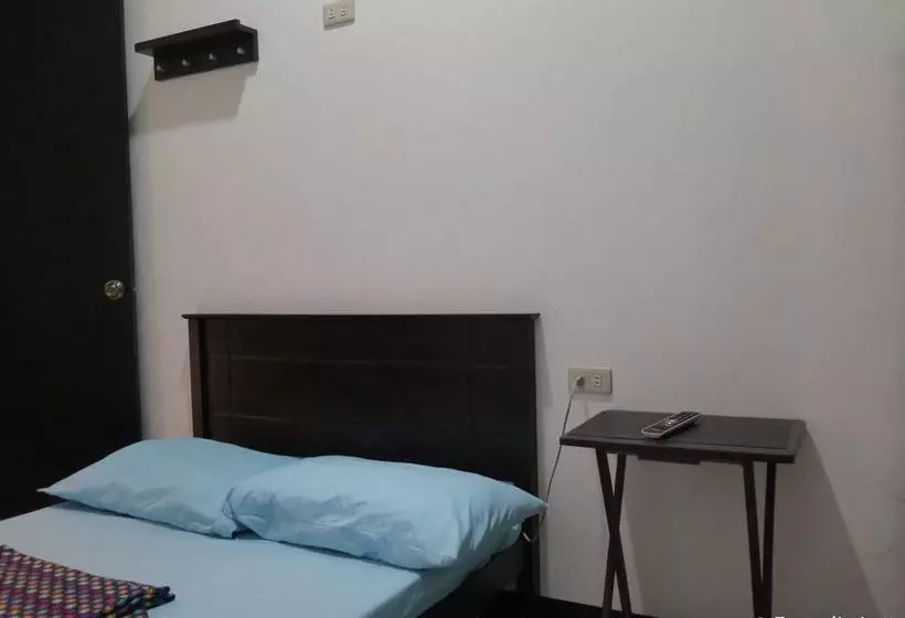 Mountain Breeze Hostel Tagaytay Center