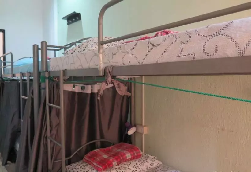 Mountain Breeze Hostel Tagaytay Center