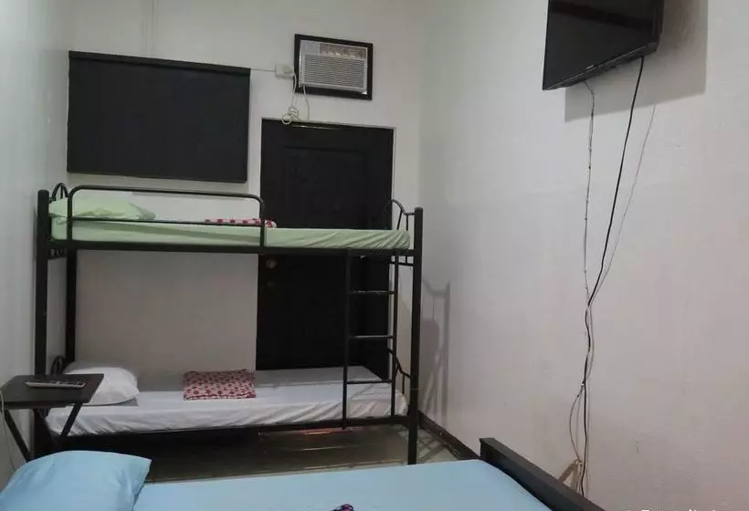 Mountain Breeze Hostel Tagaytay Center